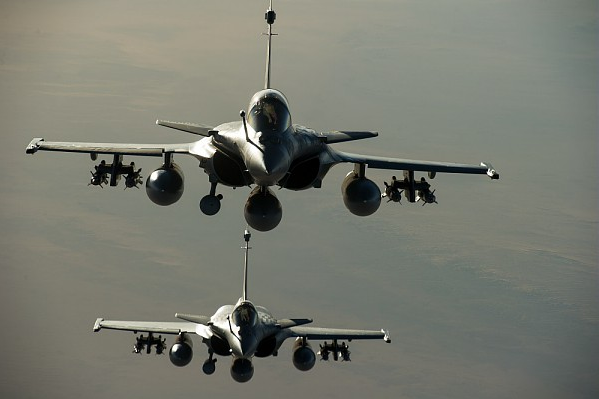 Les Rafale de l'Armée de l'Air Française en opérations extérieures (Opération Serval) - Vue en vol au dessus du Mali. Equipés de la nacelle Damoclès et de GBU-12. A. Jeuland © Armée de l'air