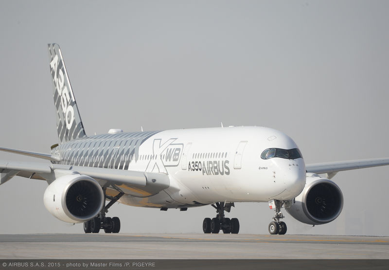 Dubai_2015_-_Day_2_-_A350_taxiing_for_flying_display