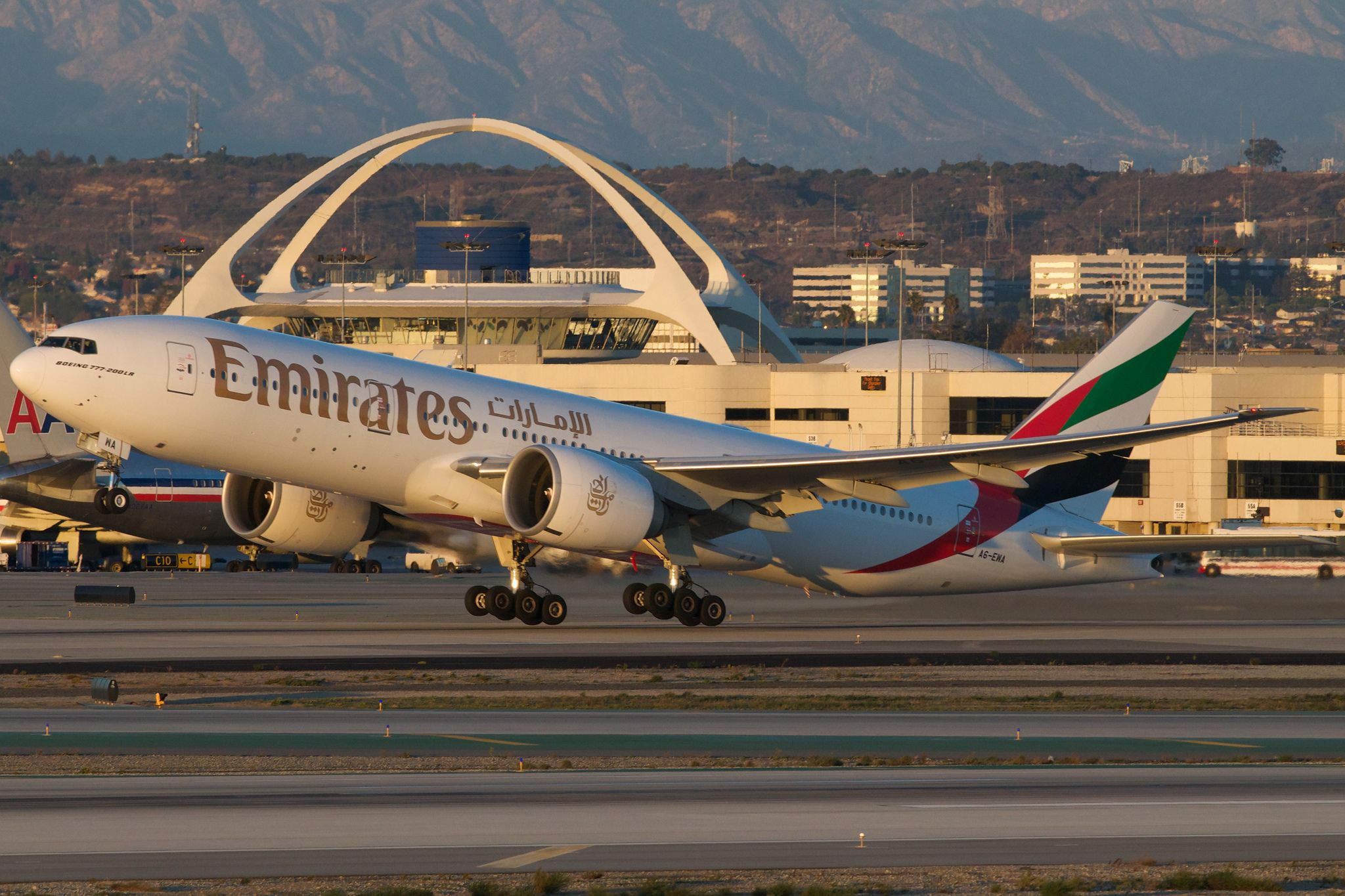 Emirates Boeing 777-200LR A6-EWA par BriYYZ sous (CC BY-SA 2.0) - https://www.flickr.com/photos/bribri/7626707936/