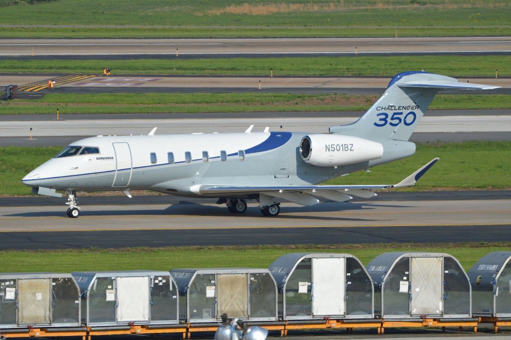 Bombardier BD100 Challenger 350 ‘N501BZ’ par Alan Wilson sous (CC BY-SA 2.0) https://www.flickr.com/photos/ajw1970/24606742256/ https://creativecommons.org/licenses/by-sa/2.0/